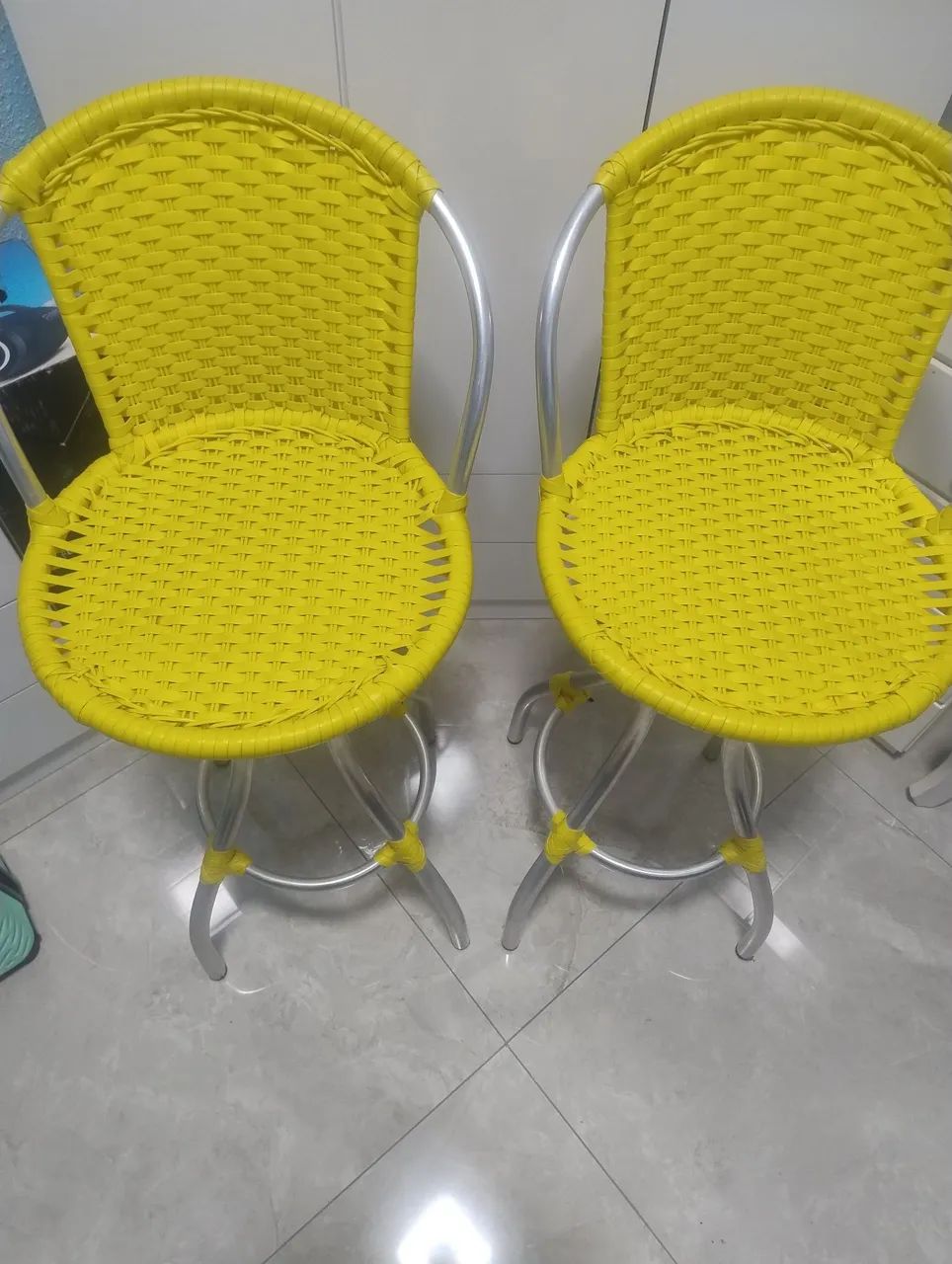 2 banquetas 