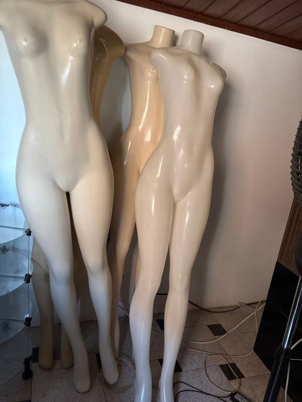 Manequim corpo inteiro sem braços 