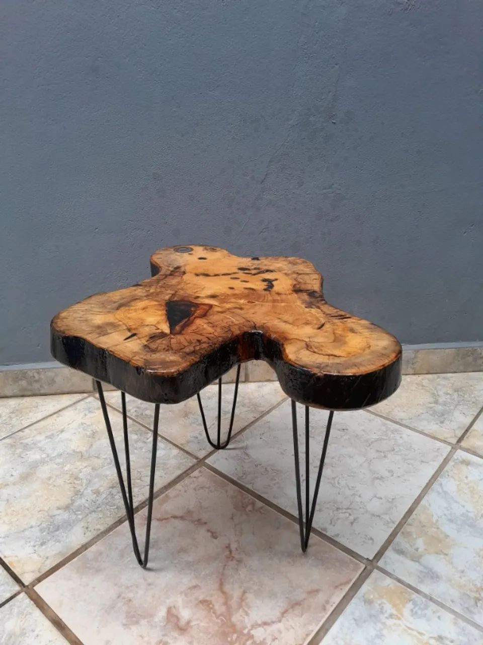 Mesinha de centro artesanal em guapuruvu