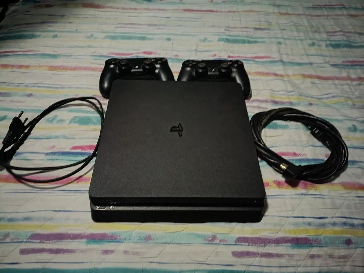 PS4 SLIM 1TB 2 CONTROLES - Foto 5