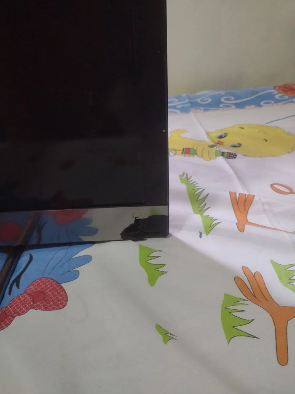 Vende-se uma televisão 42 polegadas smart , funcionando perfeitamente tem um pequeno def - Foto 2