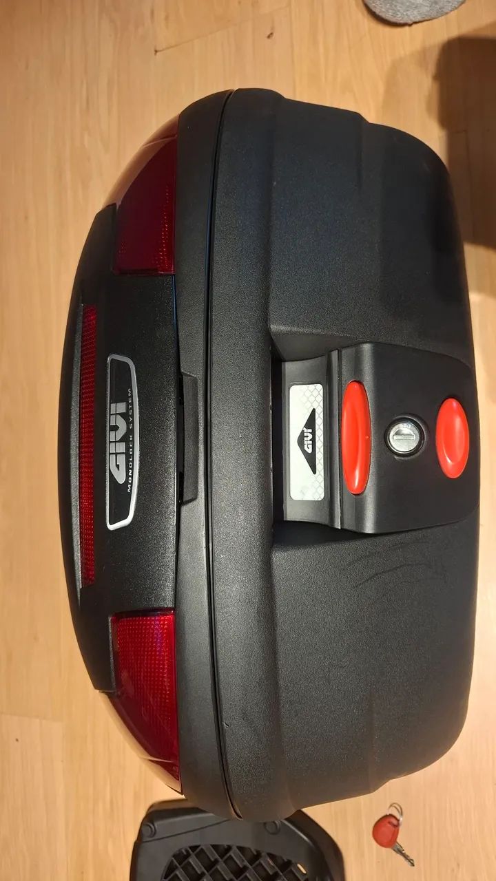 Baú Bauleto GIVI 47 litros - cabe 2 capacetes