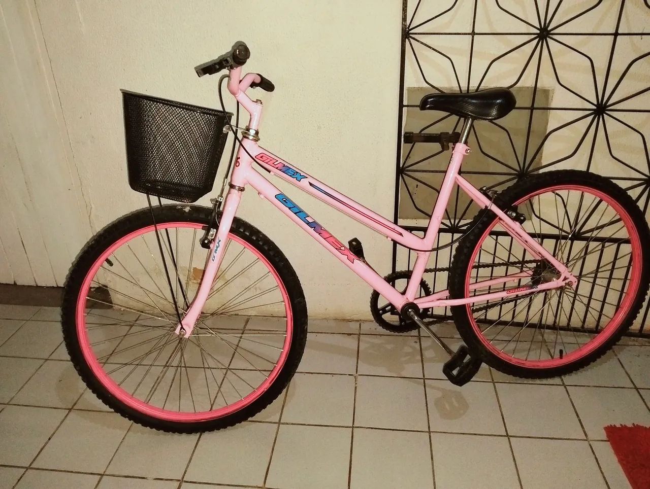 BICICLETA ARO 26 ROSA - LINDA E SUPER CONSERVADA! - Foto 2