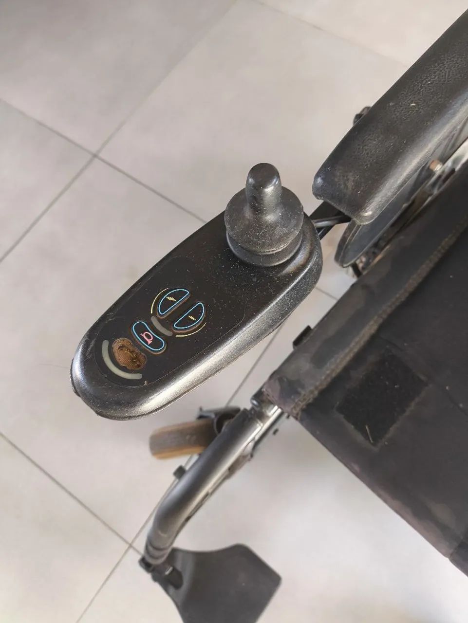 Cadeira de rodas motorizada com defeito  - Foto 3