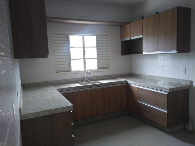 Allmeida vende bela casa com três quartos no Condomínio Mansões Entre Lagos - Foto 8