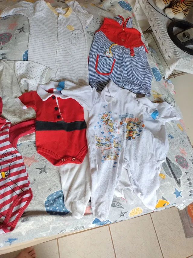 Vendo 50 peças de roupa de bebê e tem um cobertor novo usado em