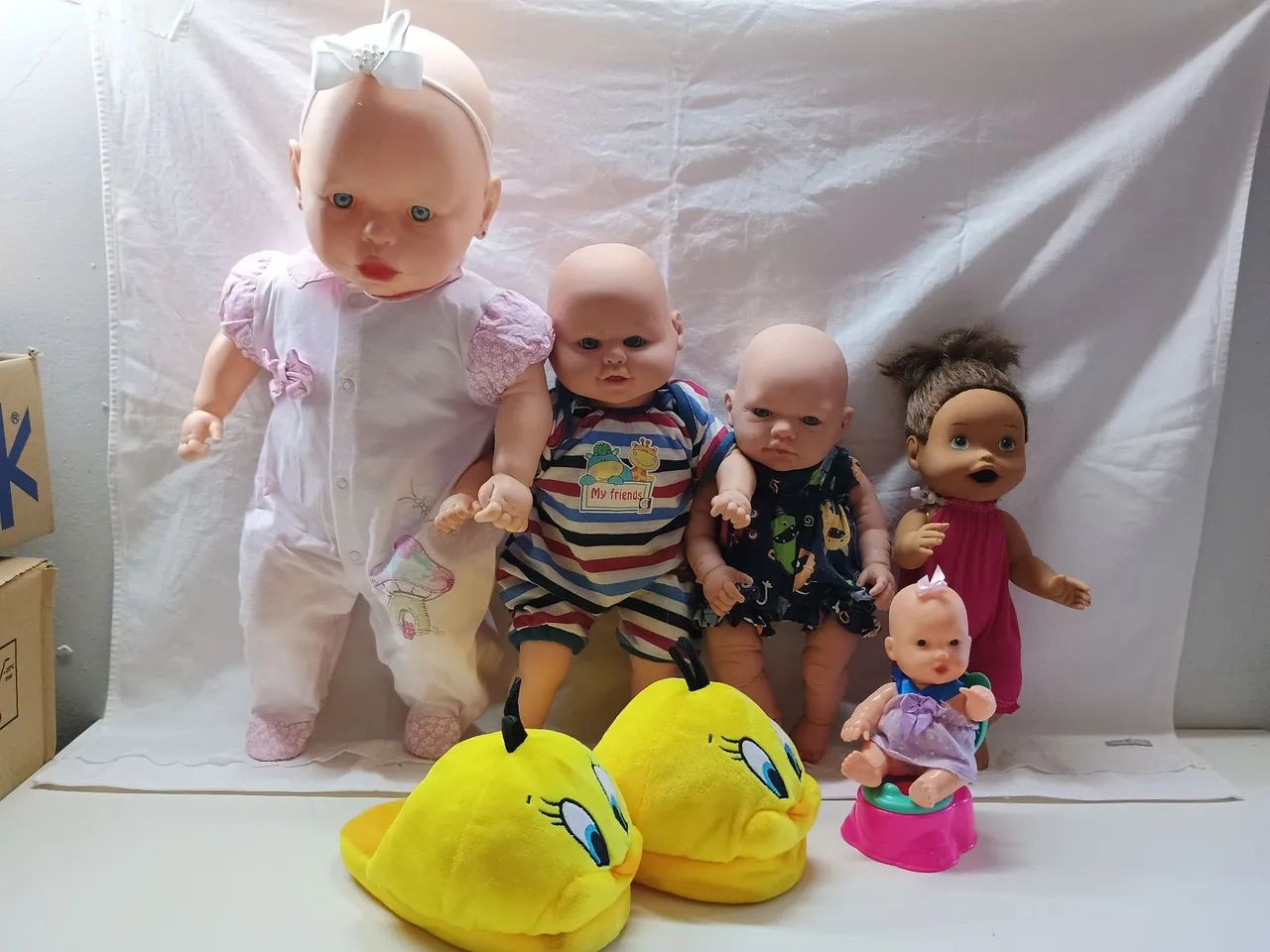 Lotinho com 5 bonecas e uma pantufa número 27 - Foto 3