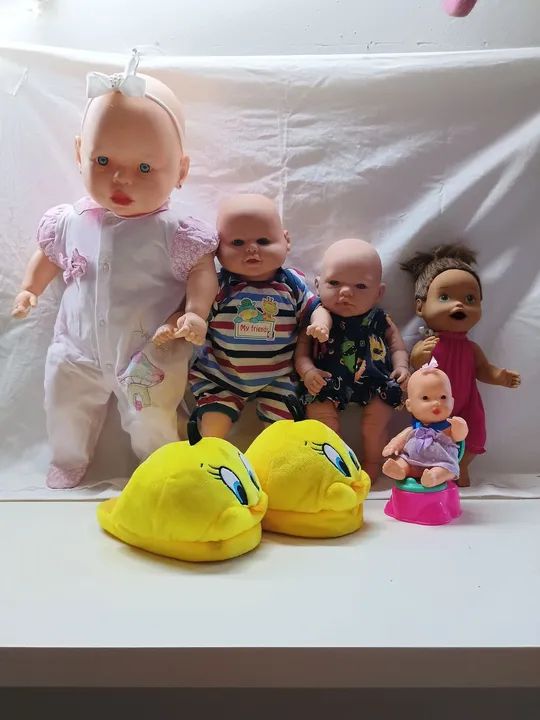 Lotinho com 5 bonecas e uma pantufa número 27 - Foto 6