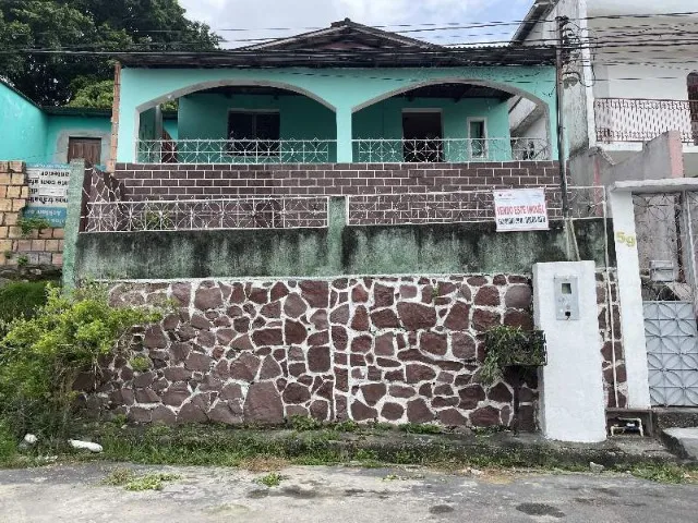 Petrópolis - Vendo Casa com Três Quartos.