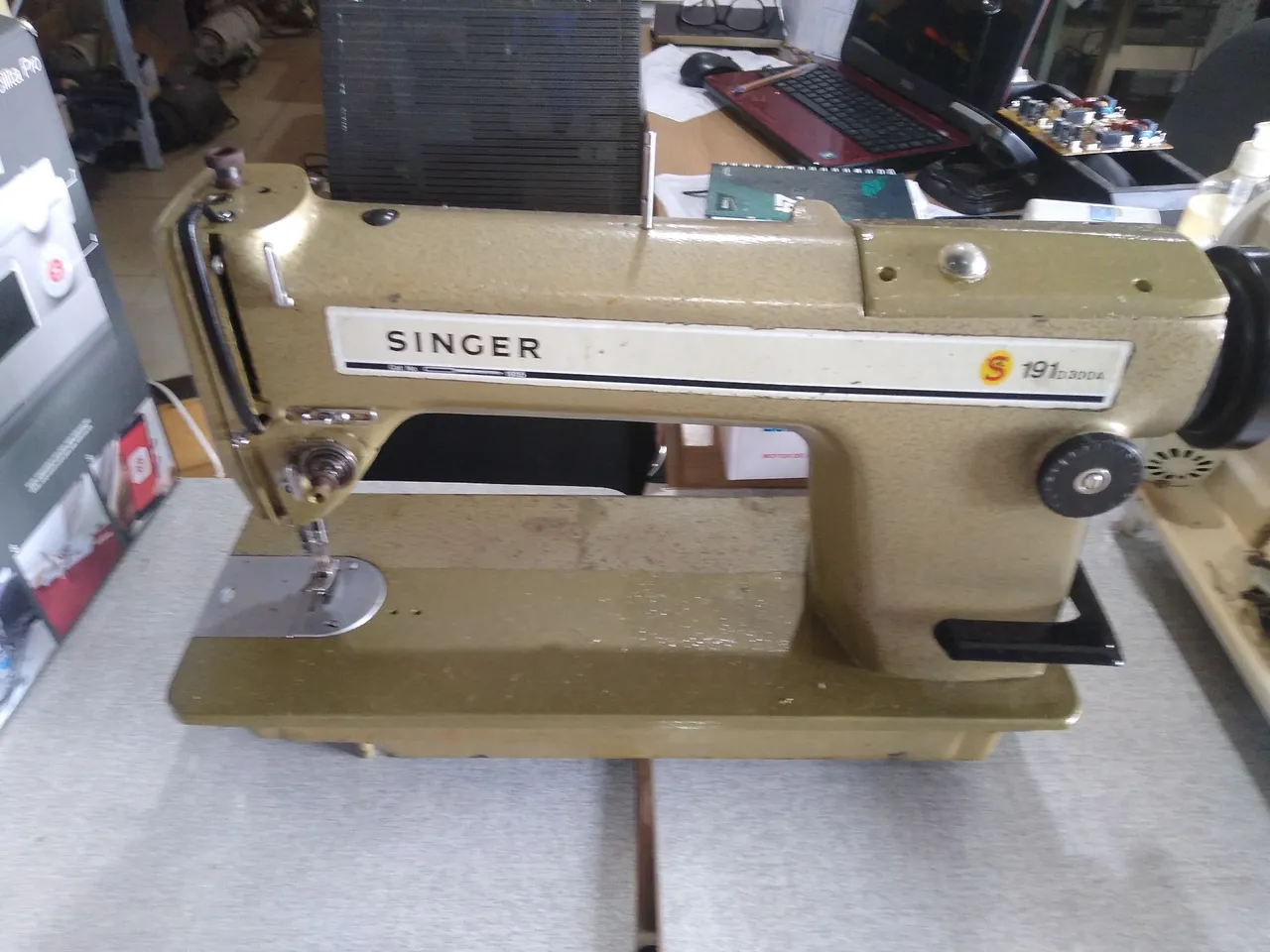 Máquina de costura reta industrial usada Singer