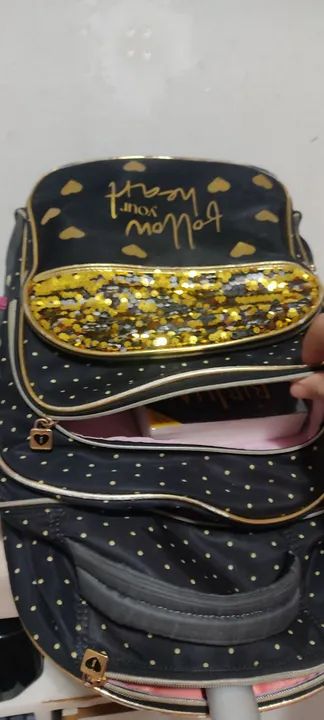 Mochila escolar grande da marca kuka.  - Foto 5
