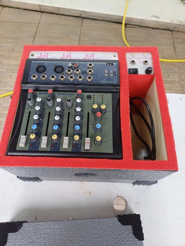 Pra músicos de barzinho- mesa de som amplificada 4 canais - Foto 2