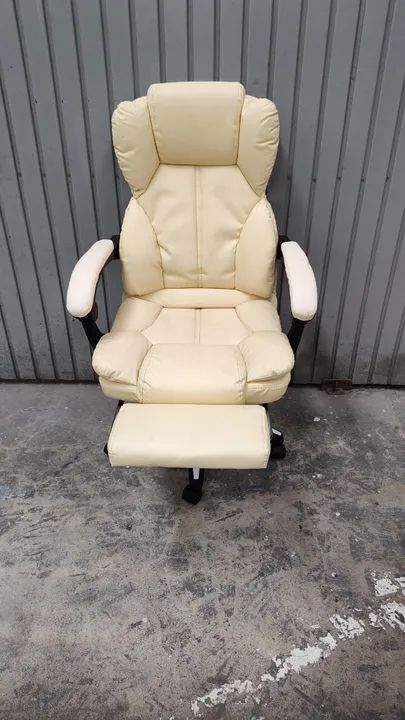 Cadeira Presidente Bege e com Apoio de Pedal Usada - Foto 3