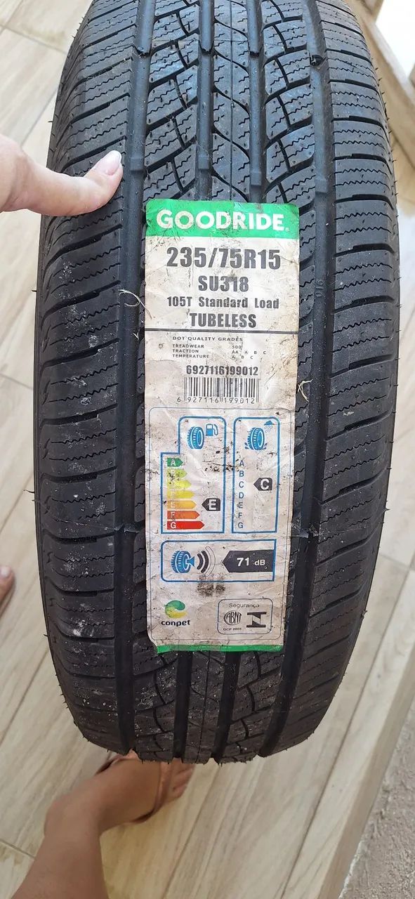 Dois pneus 235/75R15 Goodride