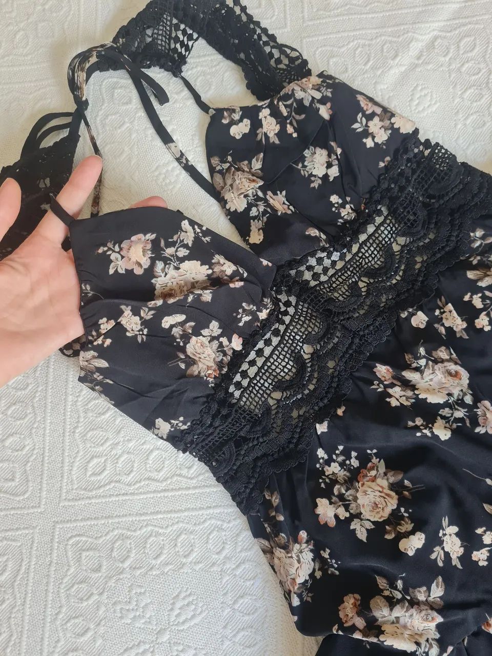 Vestido preto com flores - Foto 2