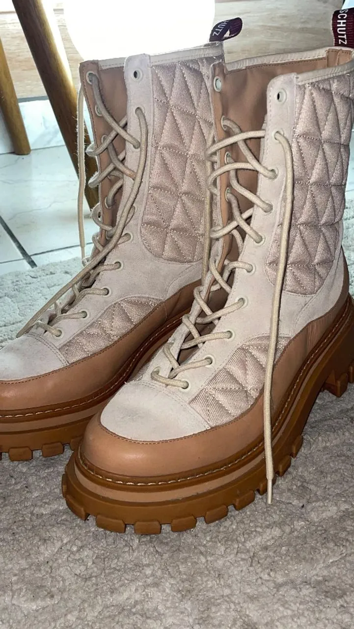 Botas Schutz Bege Texturizadas - Conforto e Estilo!