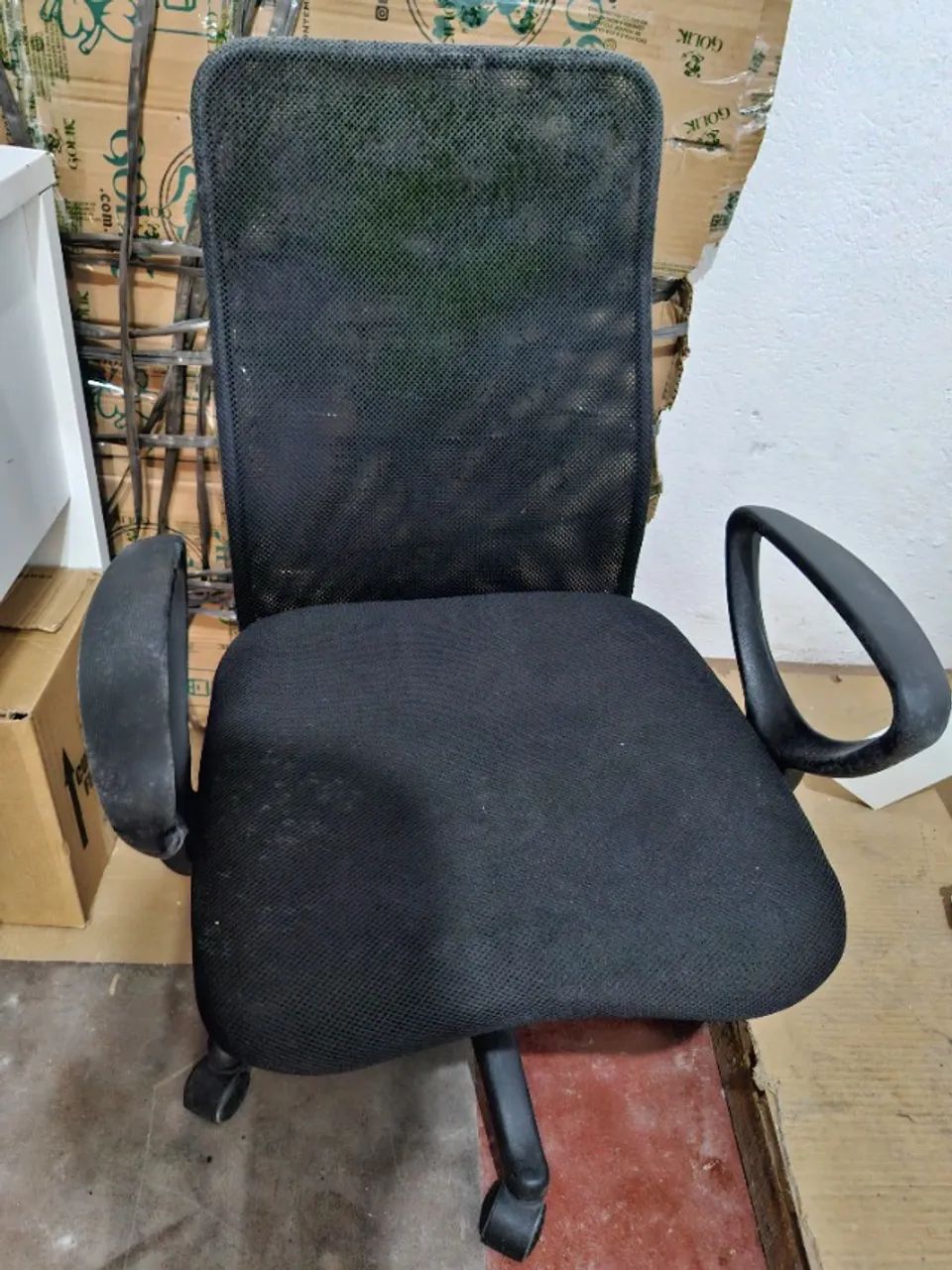 Cadeiras de Escritório Preta e Giratória. 