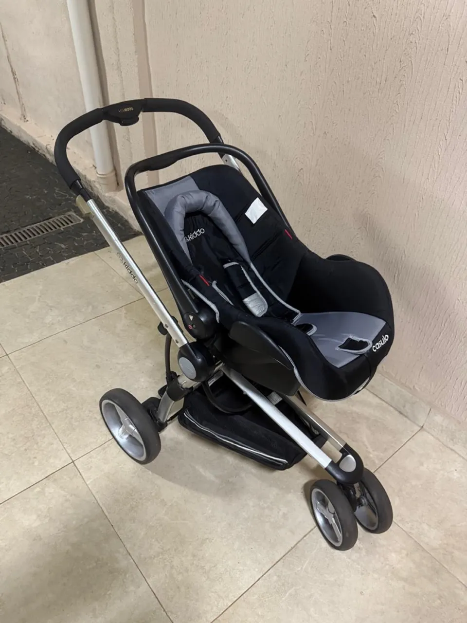 Carrinho de Bebê Kiddo com Bebê Conforto Casulo