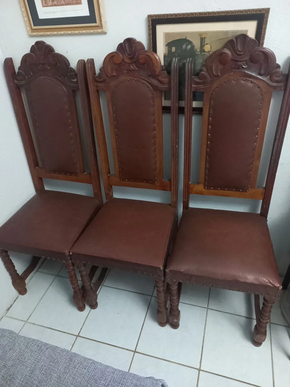 Conjunto de Cadeiras Clássicas de Madeira