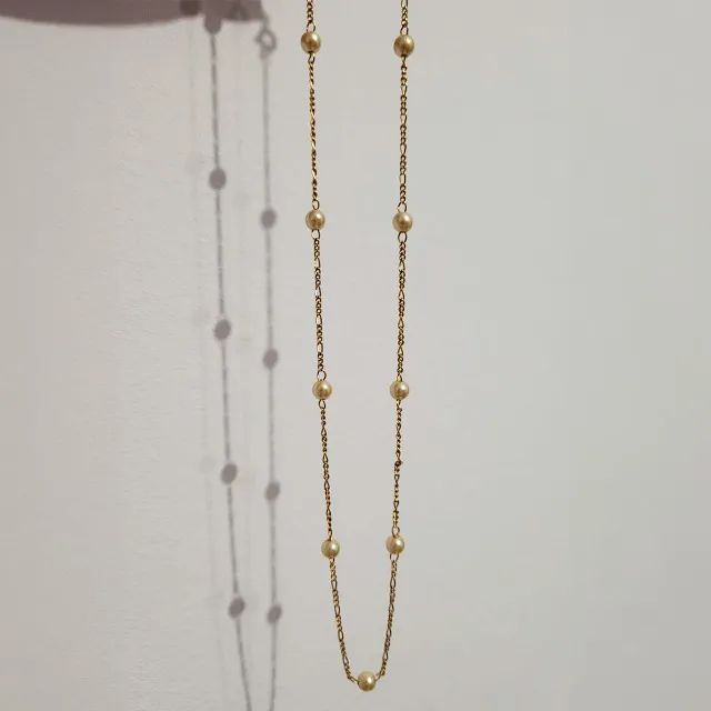 Colar dourado com bolinhas peroladas - Foto 2