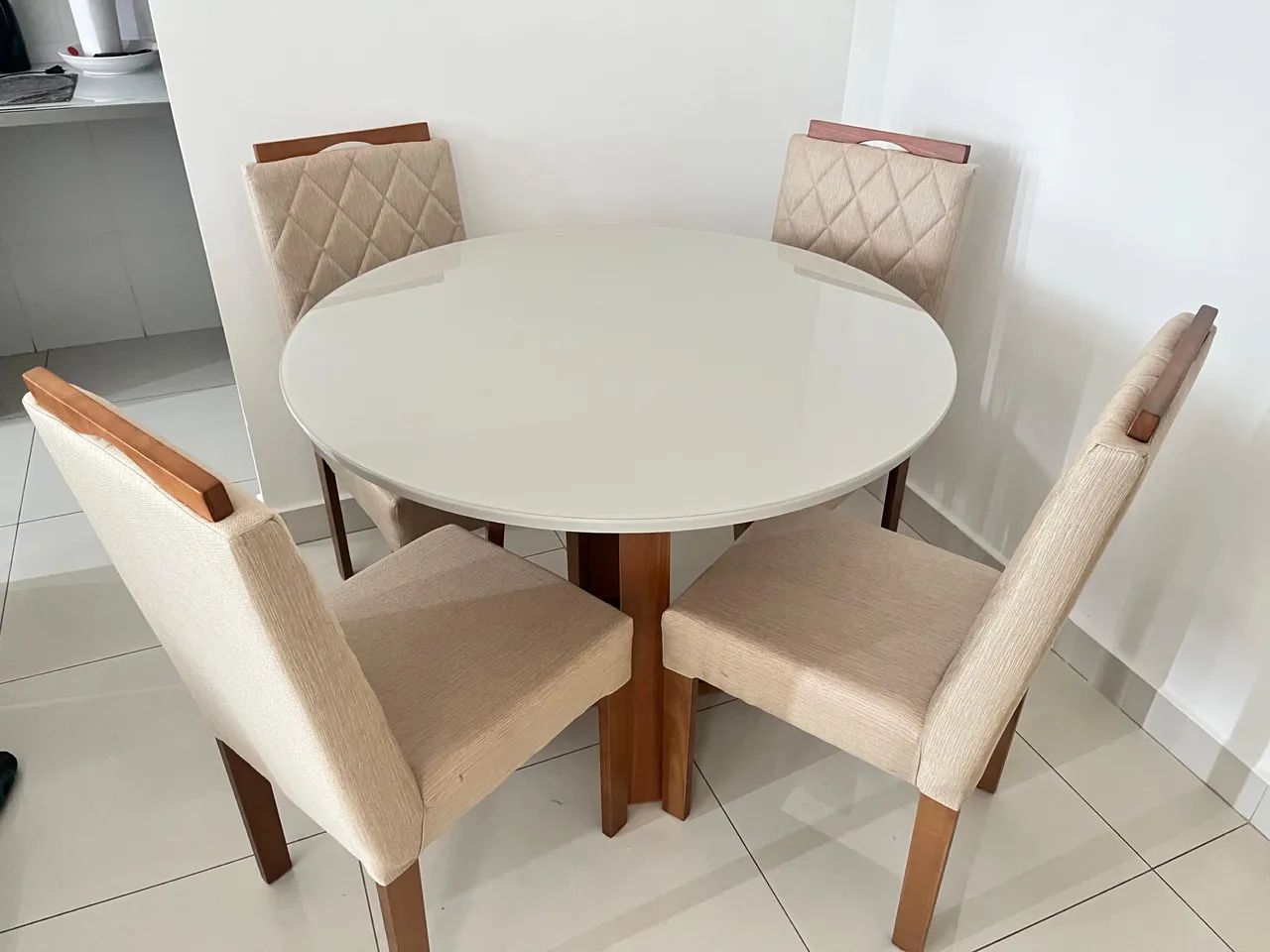 Mesa na laka com cadeiras de madeira  - Foto 3