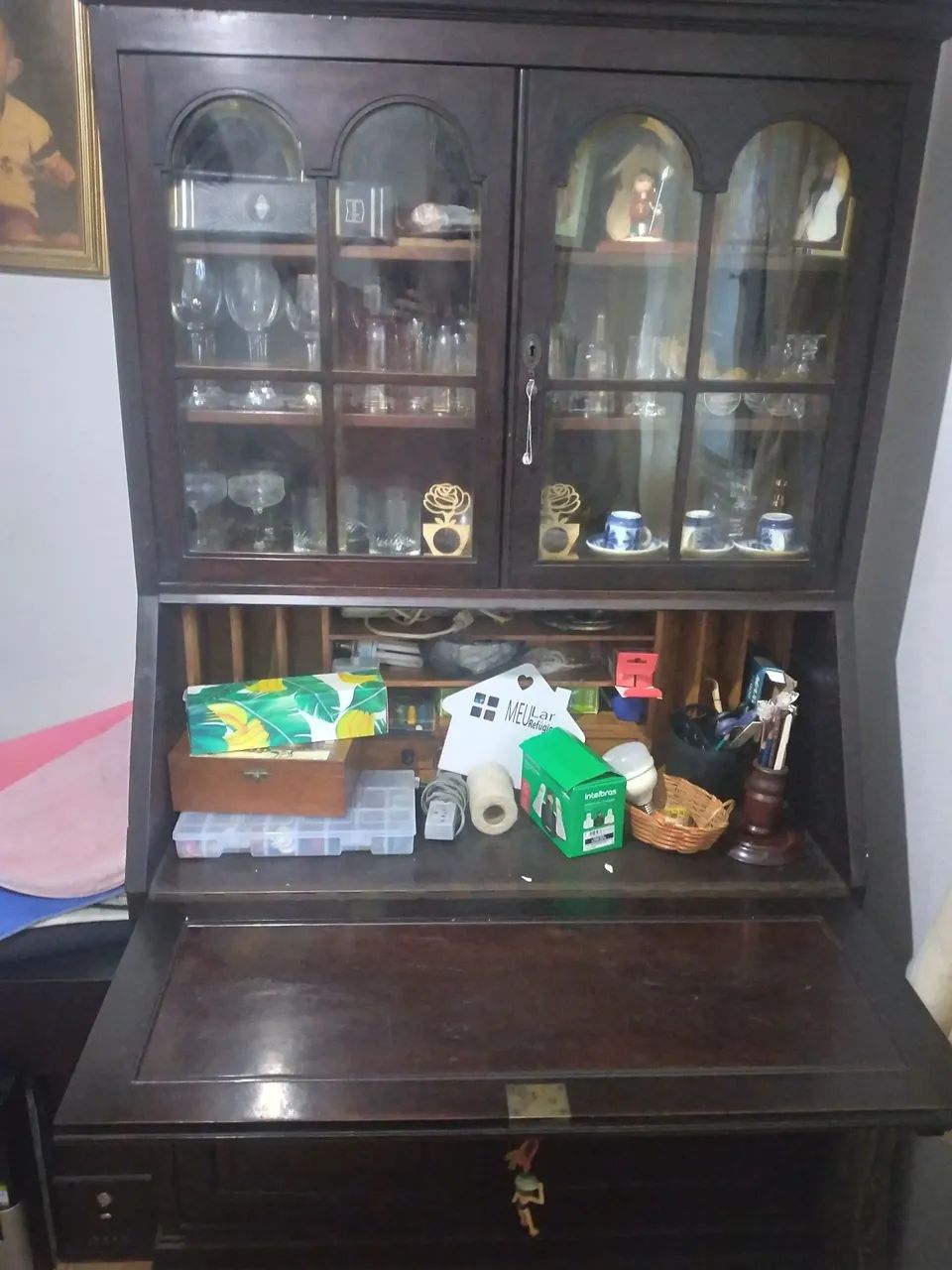 Escrivaninha e Cristaleira de madeira nobre com armário e vitrine - Foto 4