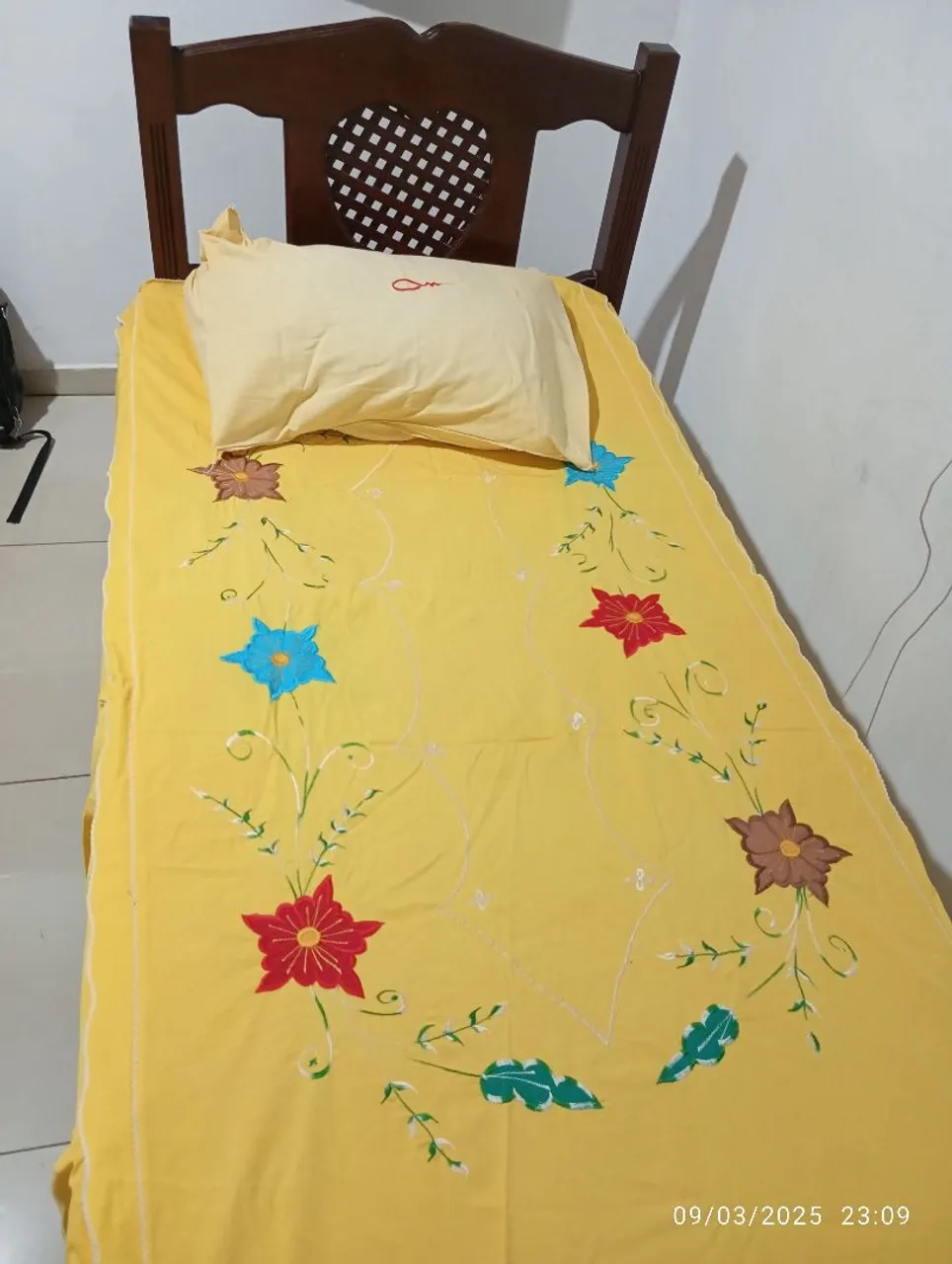 Cama de solteiro com cabeceira em madeira