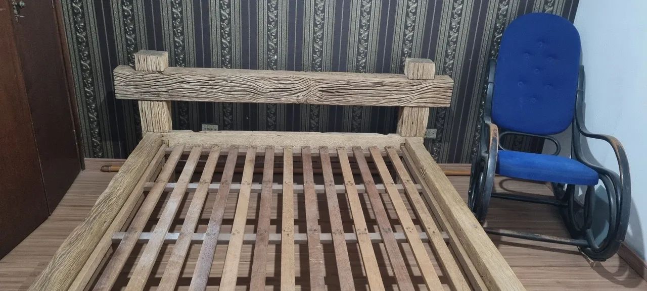 Cama de madeira maciça feita com dormente de trem - Foto 2