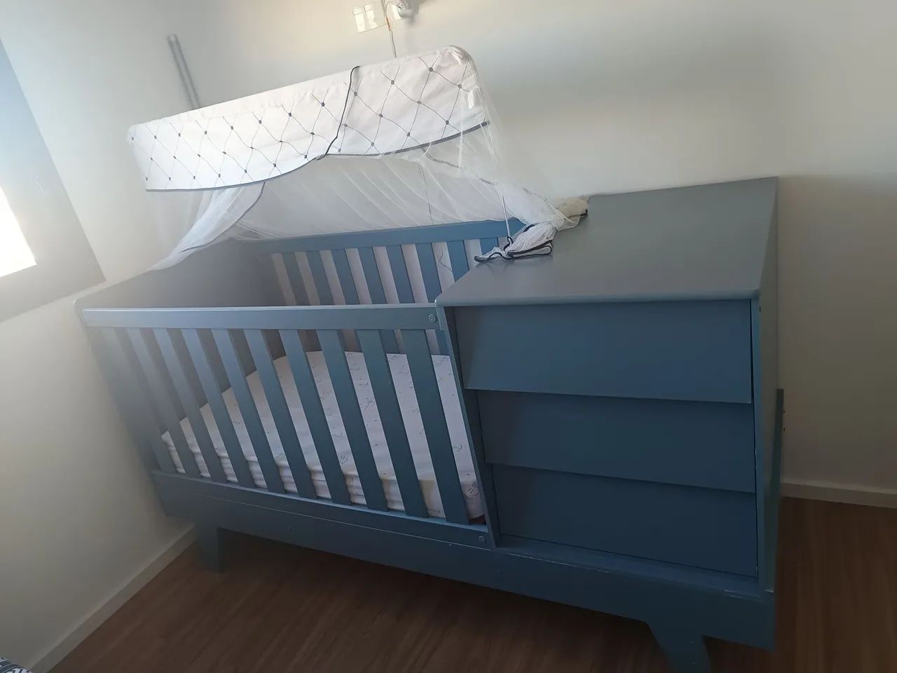 Berço Azul com Cômoda / gaveteiro Integrada - Foto 3