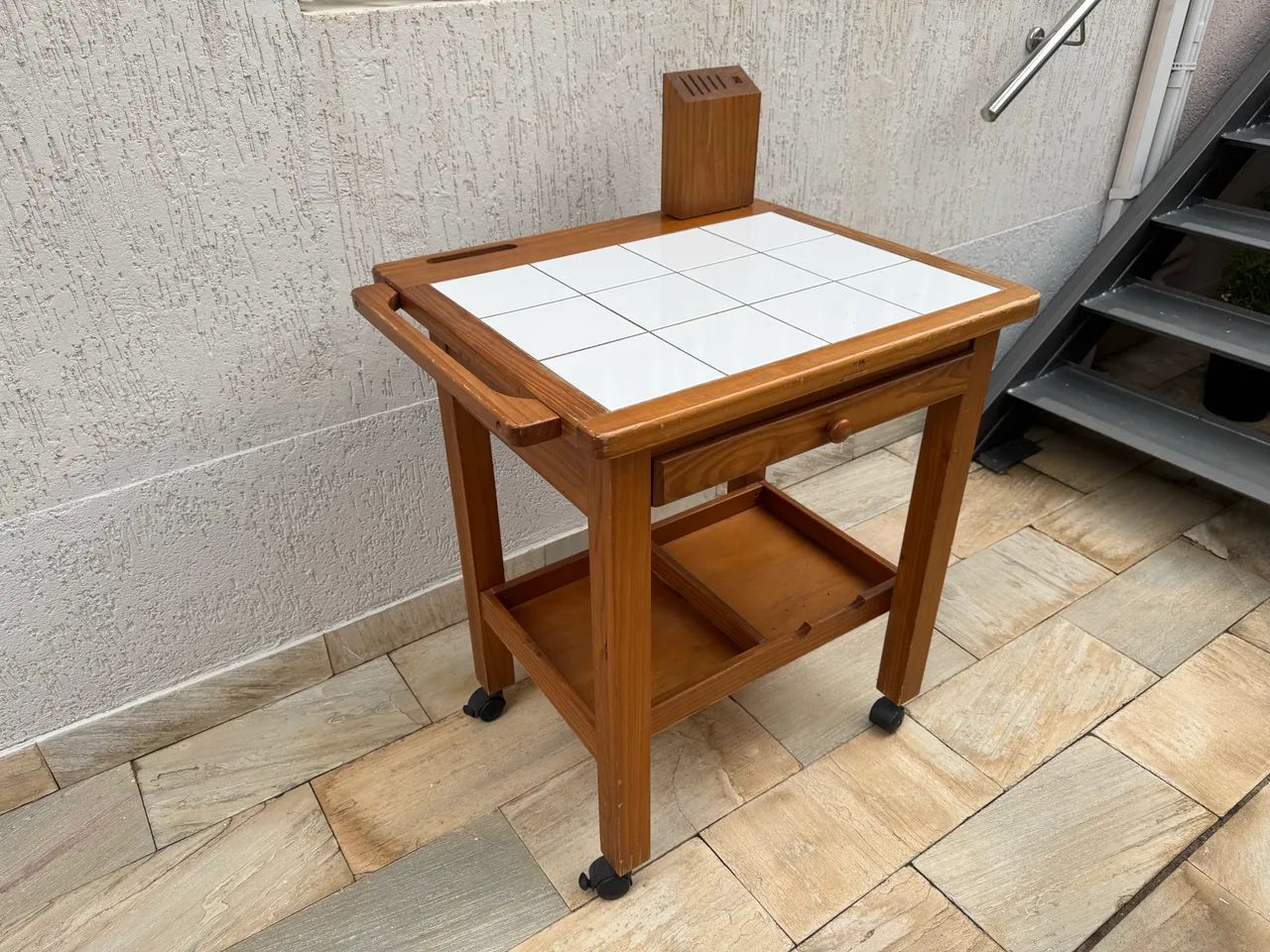 Mesa apoio com rodinha para espaço gourmet.
