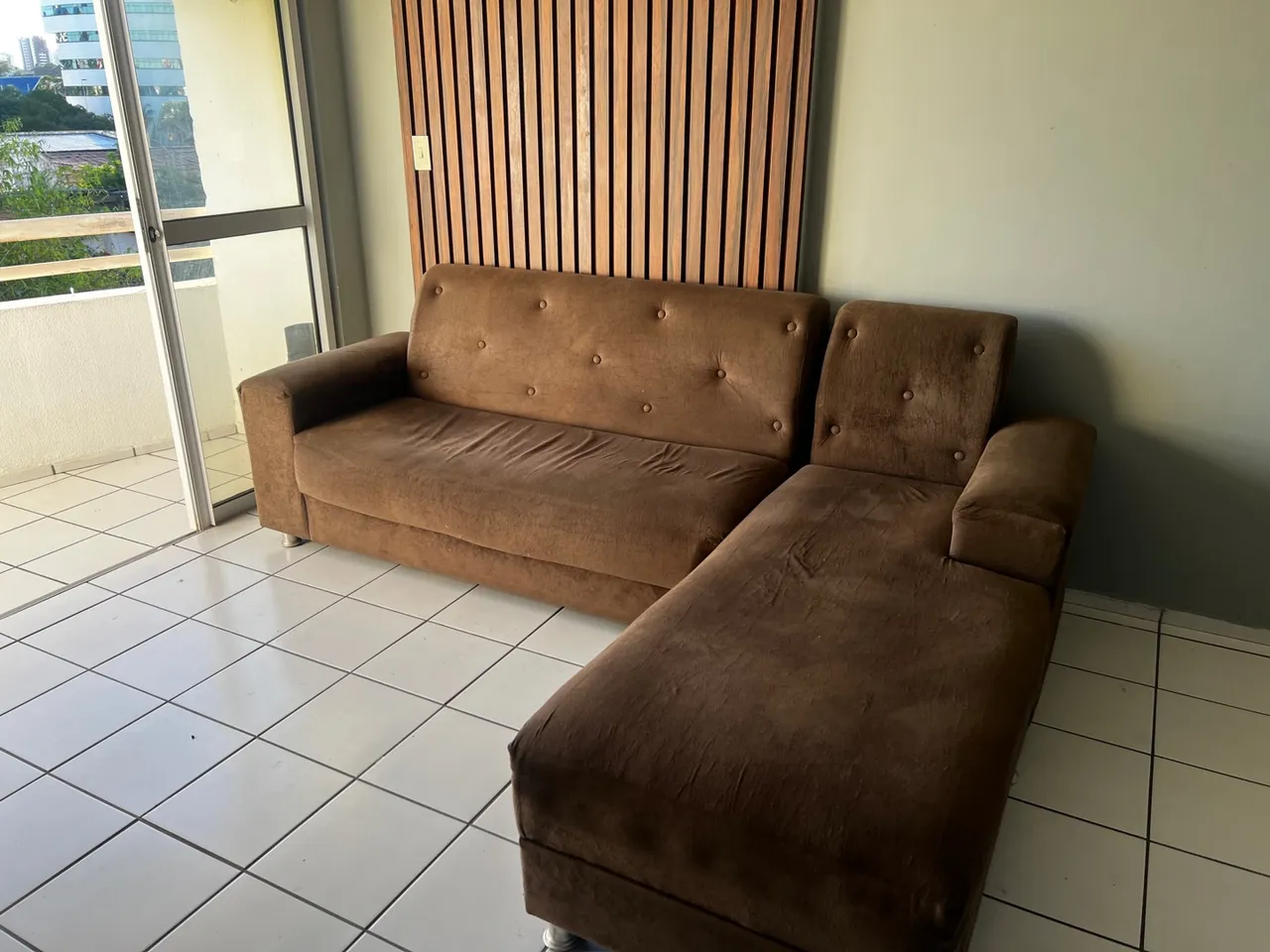 Sofá de canto marrom com chaise