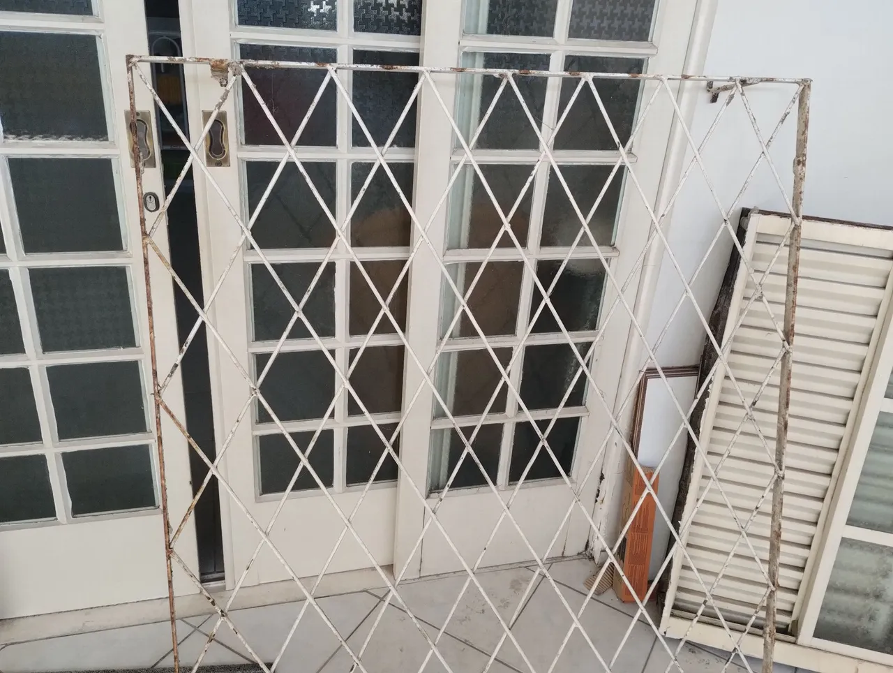 Grade de ferro com design diamante 125x 116cm