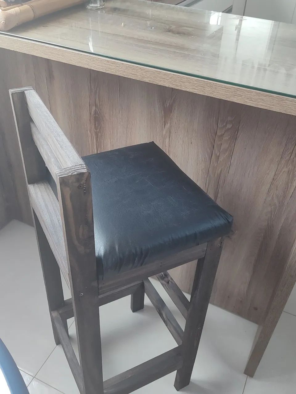 Banquetas altas com assento estofado e com opções de cores no courino  - Foto 2