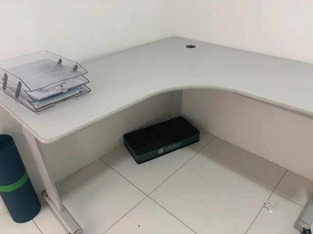 Mesa de escritório em L