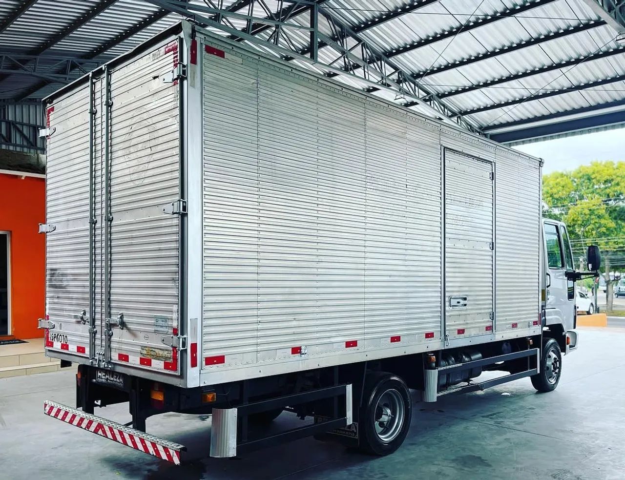 Ford Cargo 712 Baú  - Foto 3