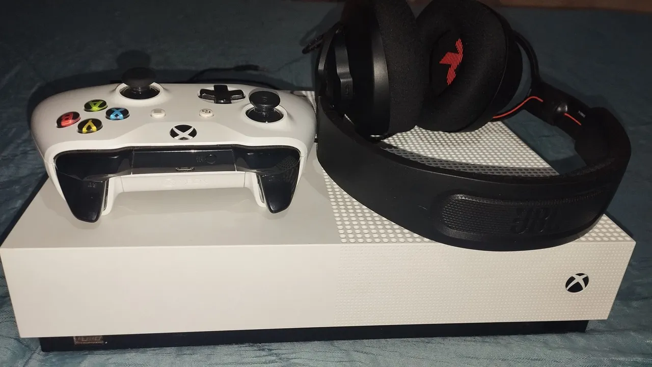 Xbox one s mídia digital- Red7 JBL troco por iPhone 