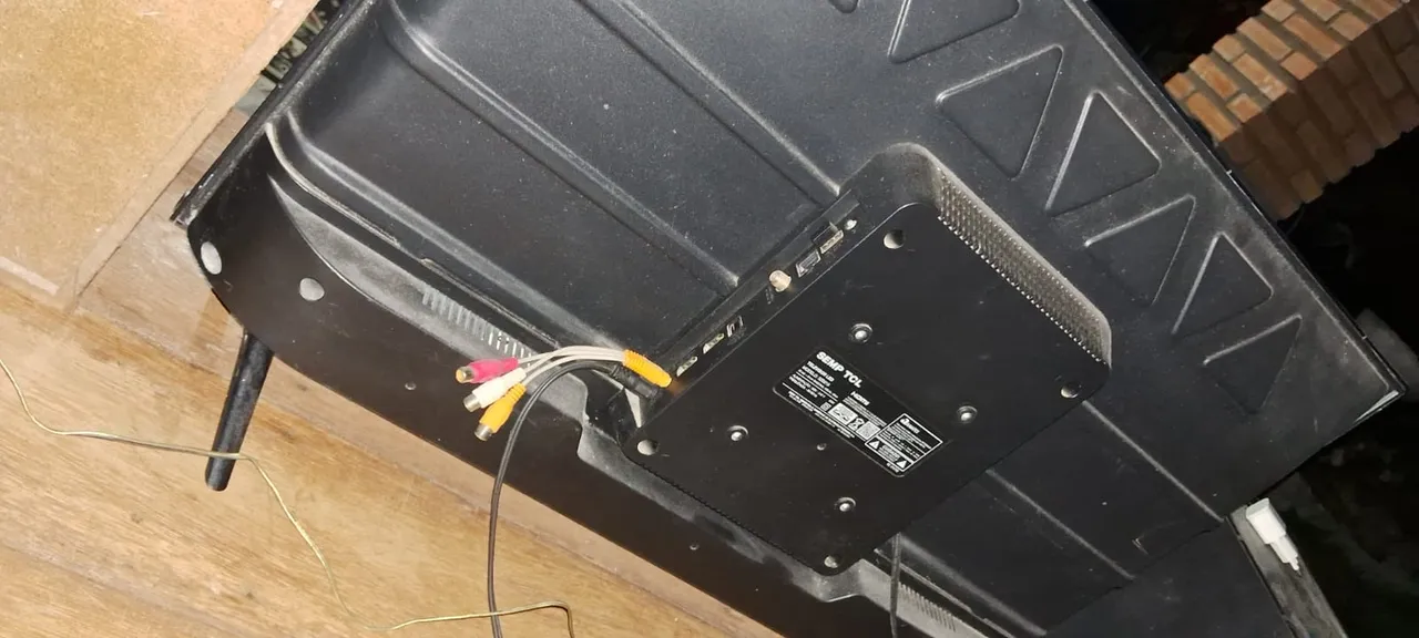 TV TCL com Entradas HDMI e AV