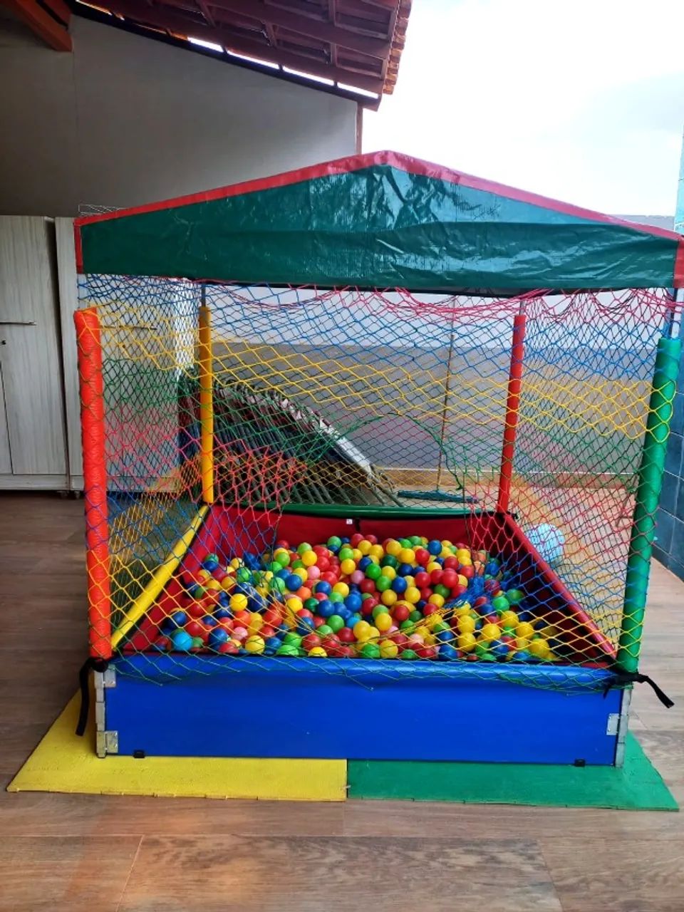 Locação de Mesa de Ping Pong. (9.9888.8212 Zap) Tobogã grande inflável, Piscina bolinhas, 