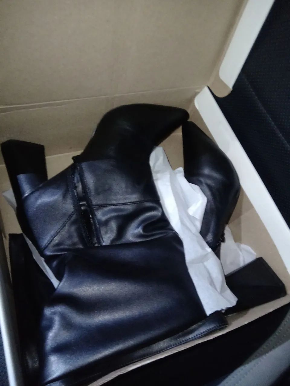 Botas curta em Couro Sintético - Elegância em Preto - Foto 2