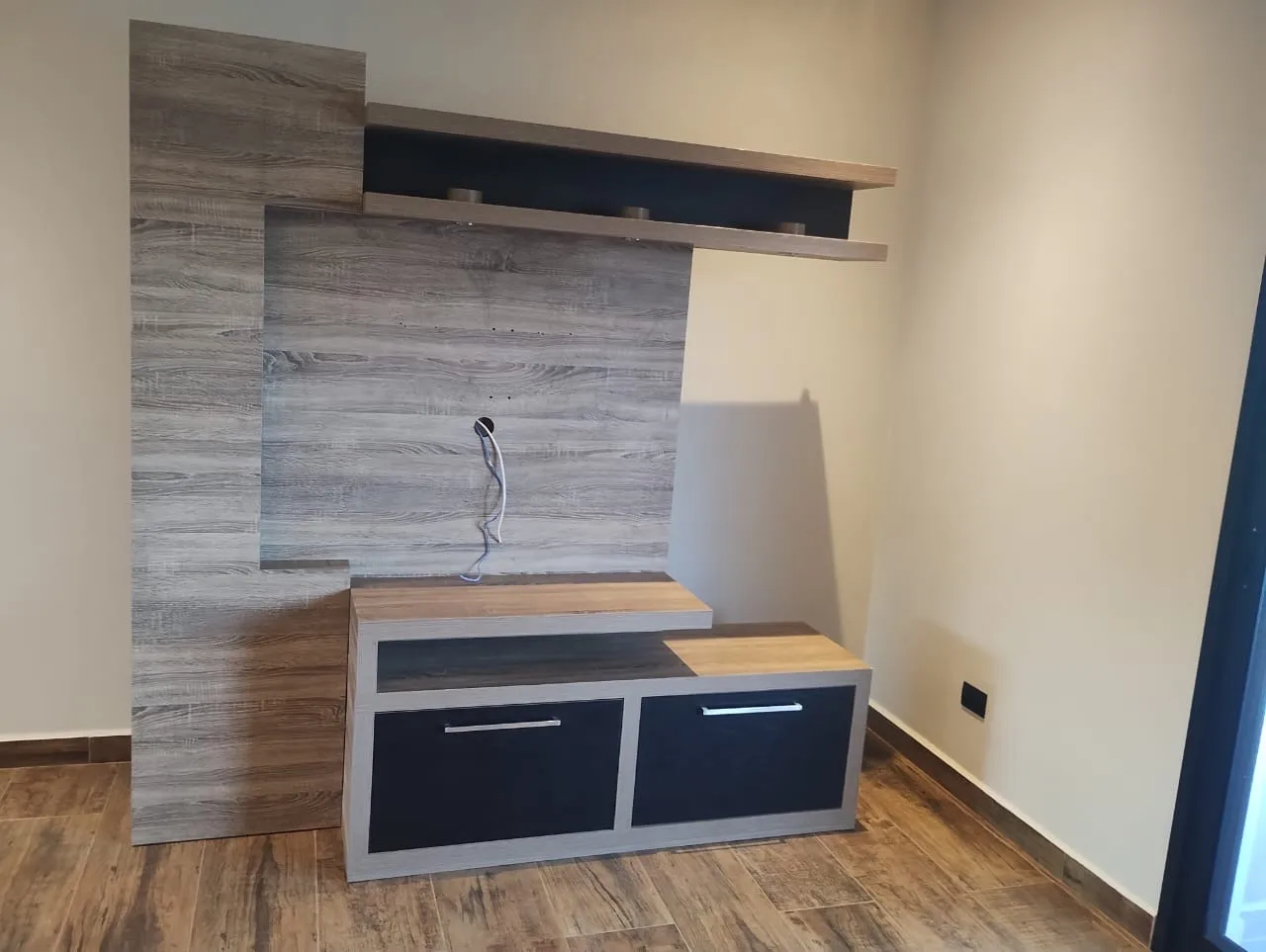 Painel de TV Moderno com Rack Integrado