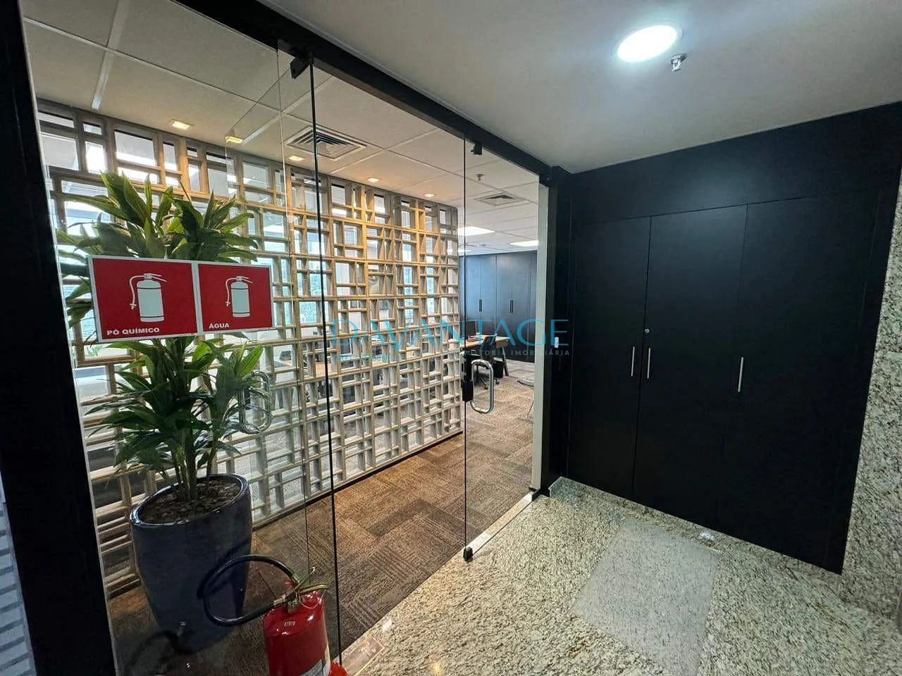 Pronto para entrar. Locação de escritório comercial e venda da infraestrutura instalada, P