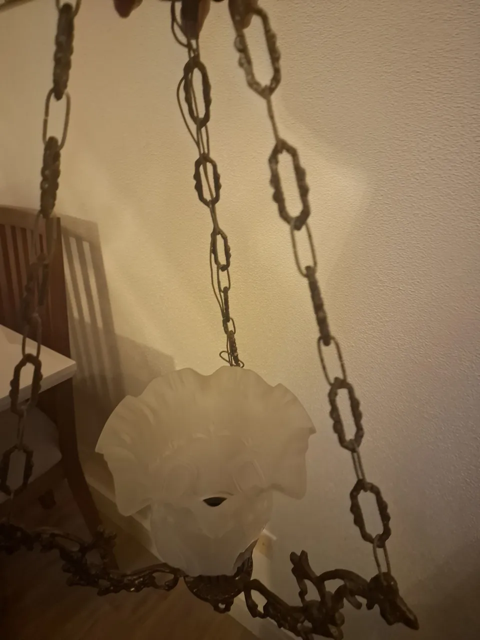 Um par de Lustre ouro envelhecido com cúpula de vidro