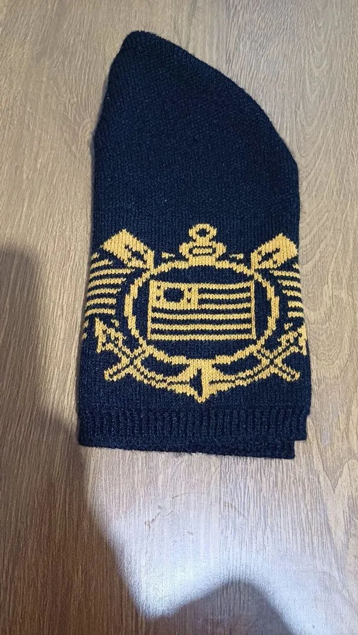 Touca de lã azul marinho com brasão
