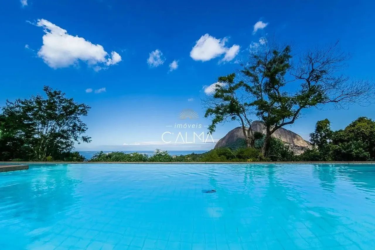 Mansão Luxuosa com Vista Deslumbrante para o Mar em Condomínio Exclusivo!