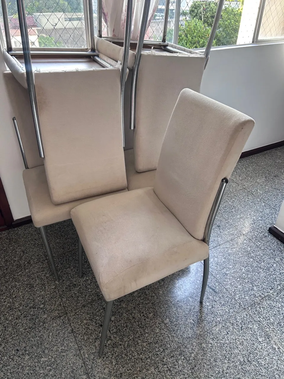 Conjunto de cadeiras de jantar com design moderno