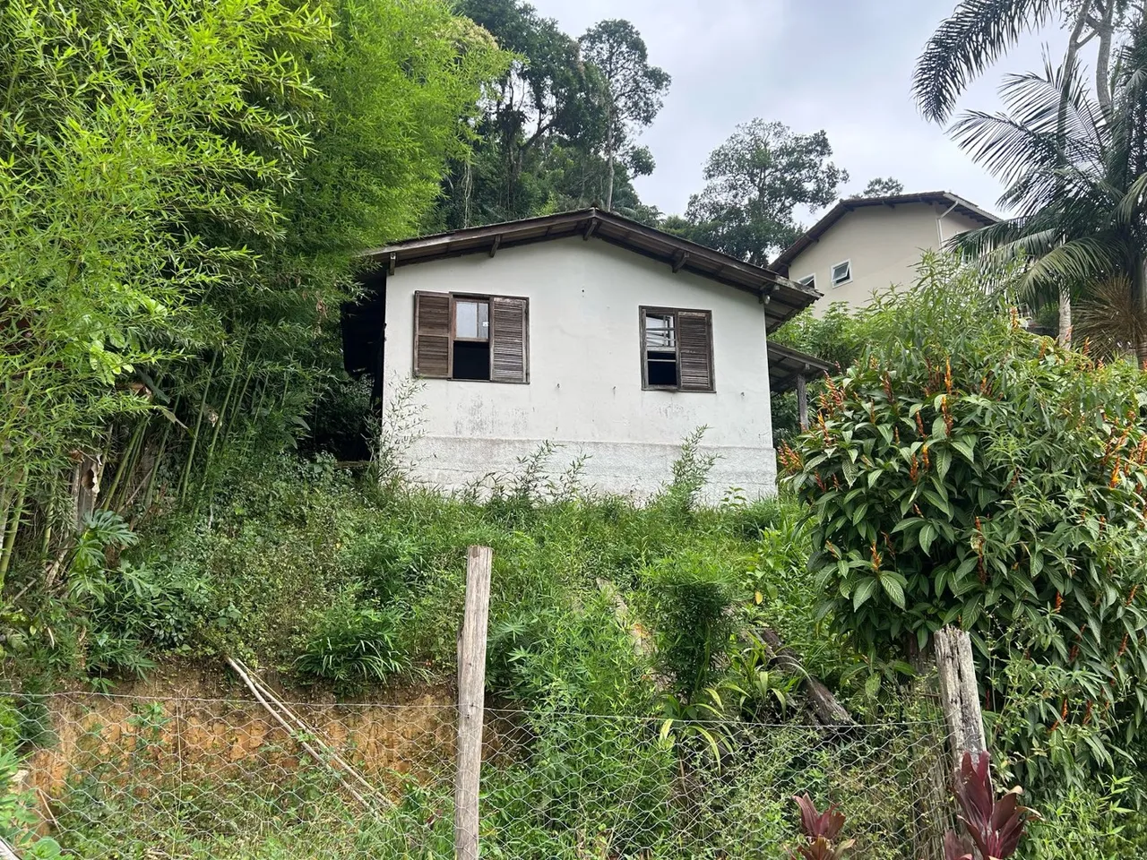 Oportunidade em Petrópolis/RJ - Casa + Terreno Amplo de 1.279m²!