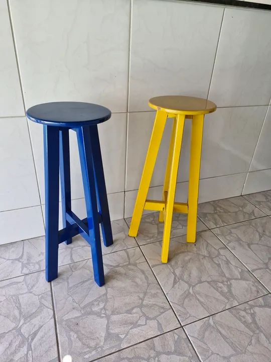 Banquetas de madeira azul e amarela - Foto 3