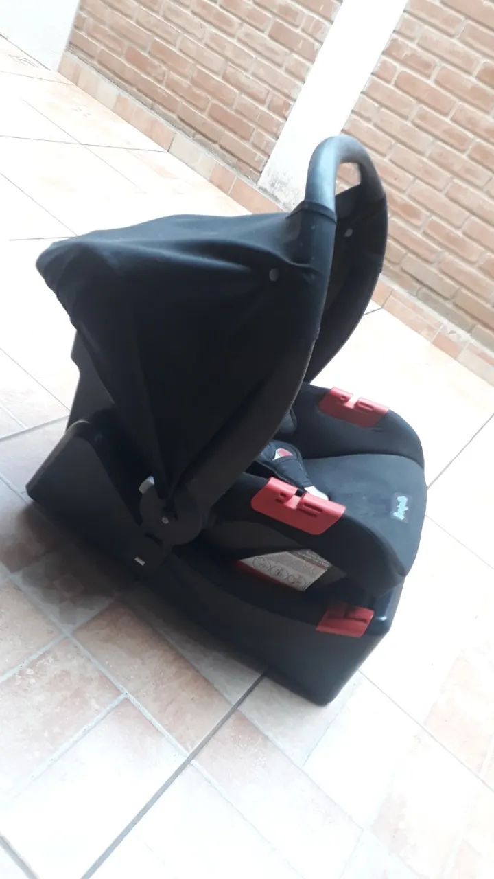 Carrinho de bebê com bebê conforto e base  - Foto 5
