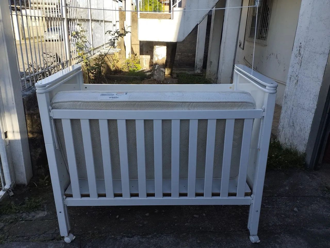 Berço que vira cama com colchão  - Foto 4