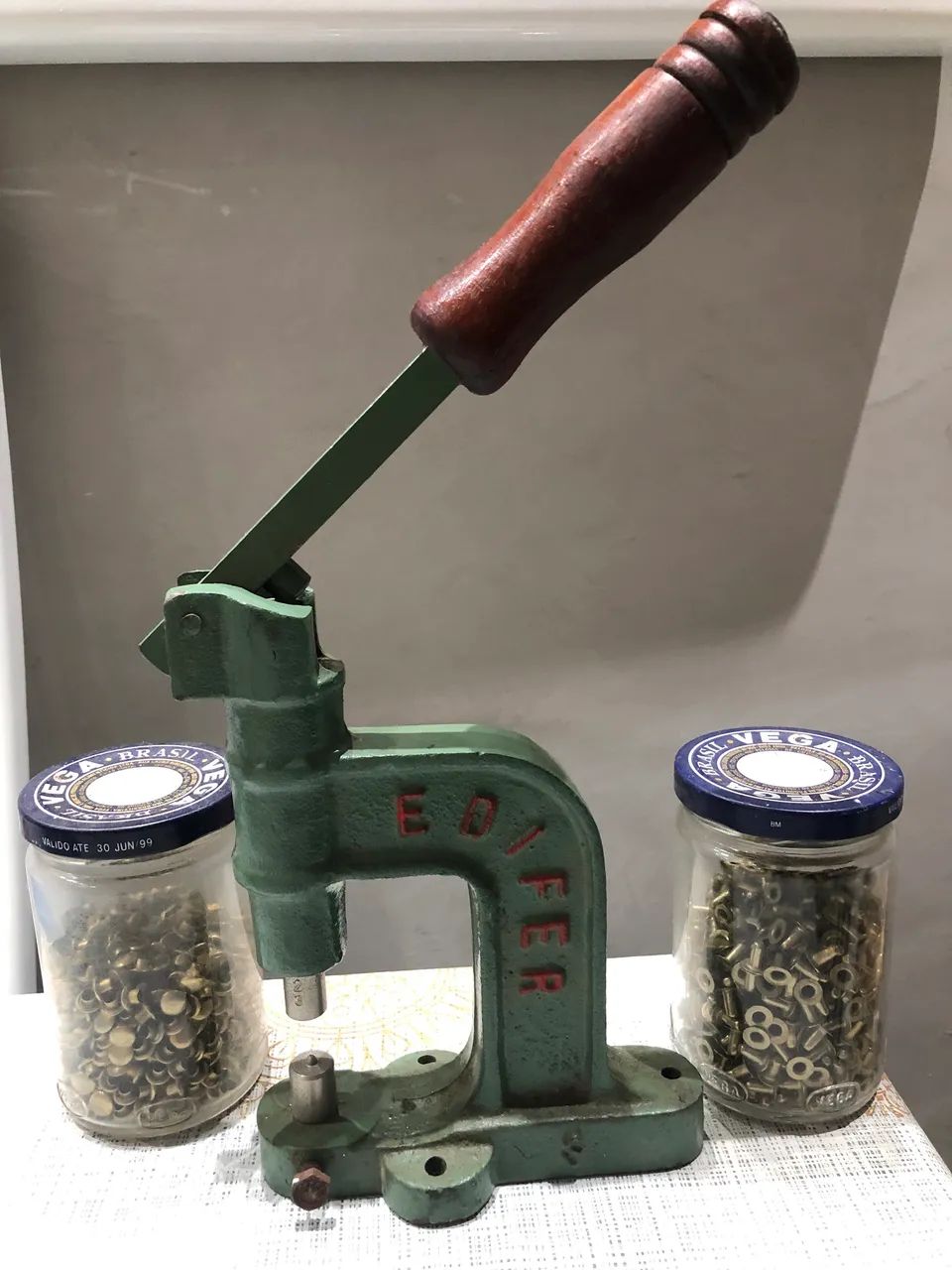 Máquina de pressão para botões e ilhós 